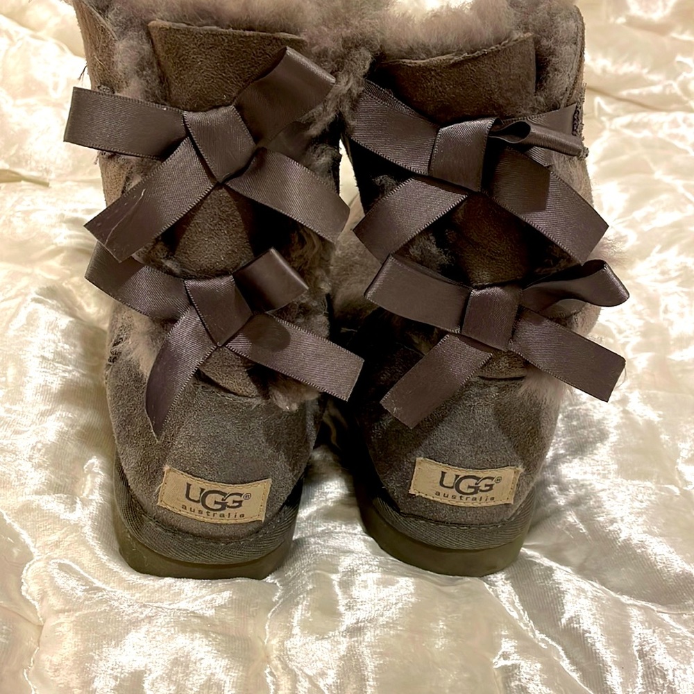 AUTHENTIC UGGS : BAILEY style Grey suede UGGS with bows size 6